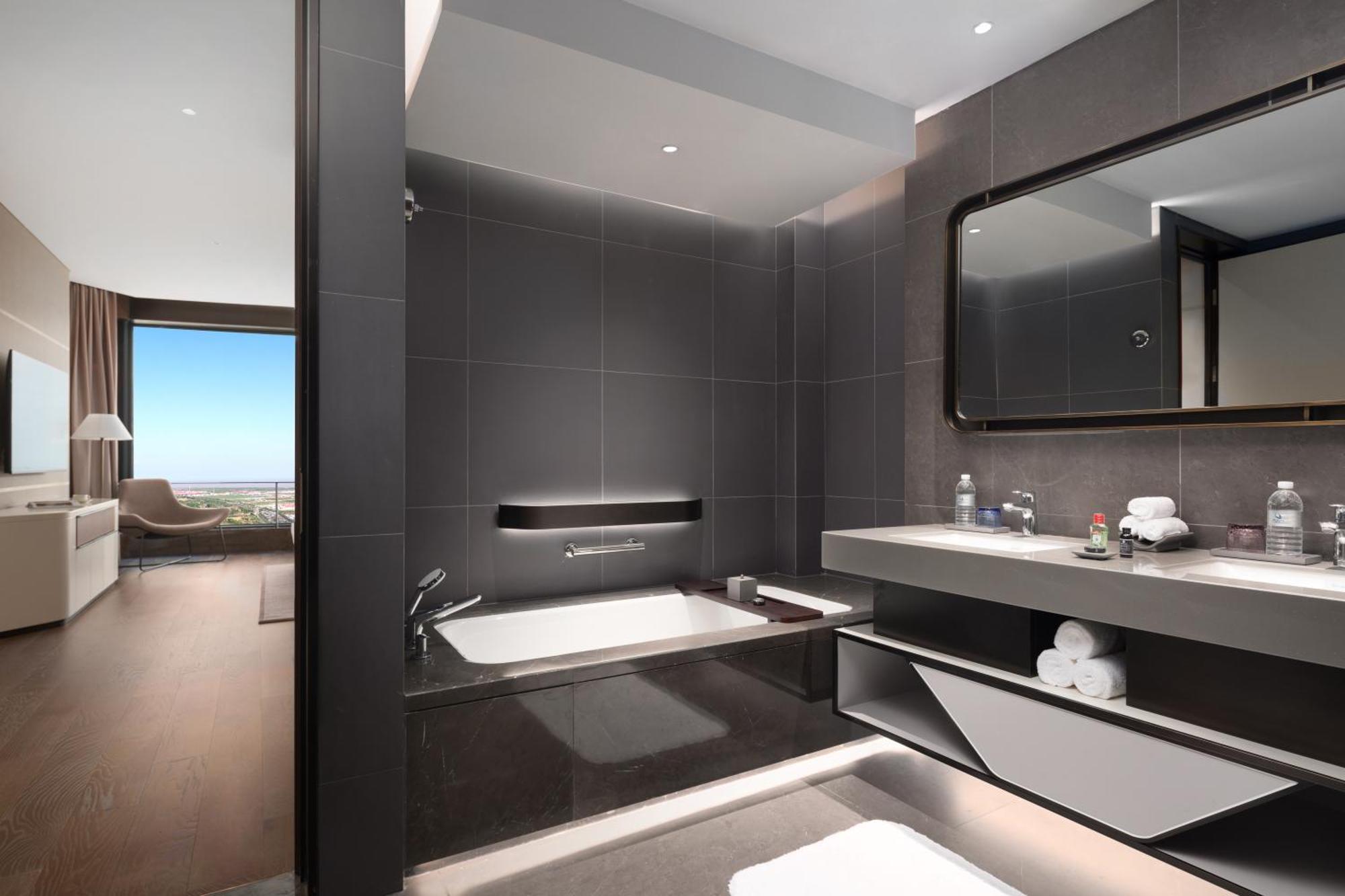 Hotel Radisson Collection Lingang 5*
